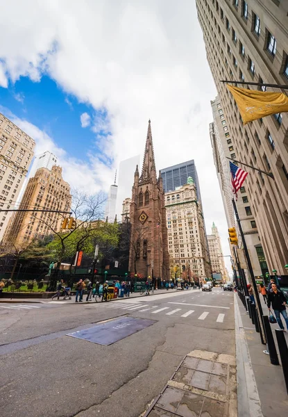 Trinity Church à Manhattan et la rue avec les touristes de la circulation NYC — Photo