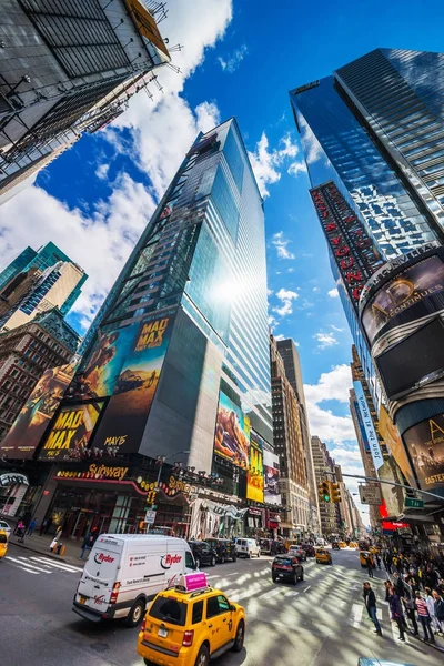 Żółte taksówki na 7th Avenue i Broadway Times Square w Nowym Jorku — Zdjęcie stockowe