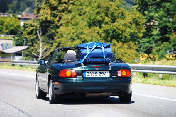 アスコナ スイス連邦共和国では、道路上に荷物バッグとカブリオレ — ストック写真