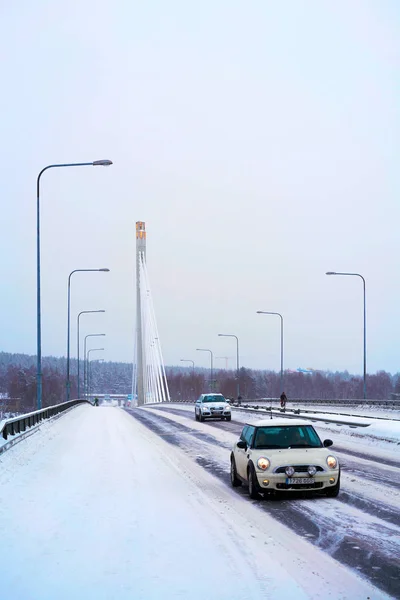 Coches en el puente de la vela en invierno Rovaniemi Laponia —  Fotos de Stock