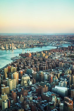 Şehir merkezindeki Manhattan ve Williamsburg Köprüsü Brooklyn Nyc