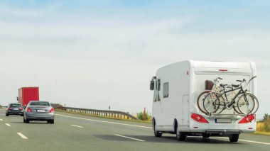 Karavan ve otoyol İsviçre araçlarda