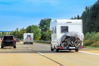 İsviçre de yol bisiklet ile karavanlar