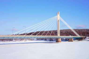 Mum Köprüsü ve kış Rovaniemi mavi gökyüzünde