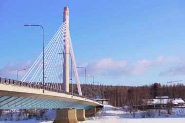 Mum Köprüsü ve kış Rovaniemi, mavi gökyüzü