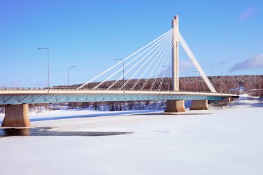 Rovaniemi mum köprü mavi gökyüzünde kar ile kaplı
