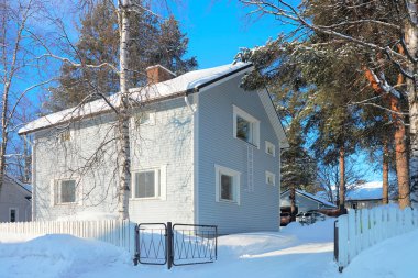 Evi ve ağaçları kış Rovaniemi
