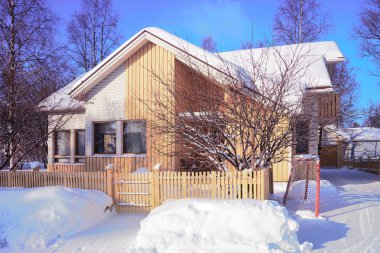 Evi ve çit Rovaniemi kışın rahat