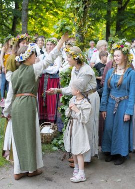 İnsanlar Yaz Festivali kutlamaları sırasında geleneksel kostümleri