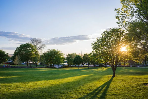 Fascinante vista en el parque y el monumento a Washington — Foto de Stock