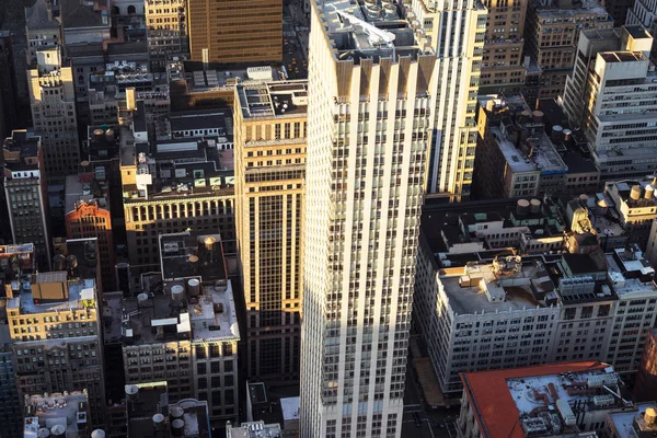 Vue aérienne sur les gratte-ciel du bâtiment au coucher du soleil NYC — Photo