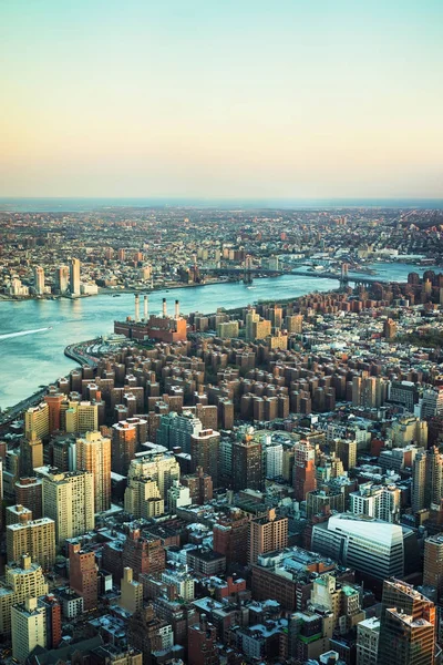 Вид на центр Манхэттена и Бруклинский мост Вильямсбург — стоковое фото