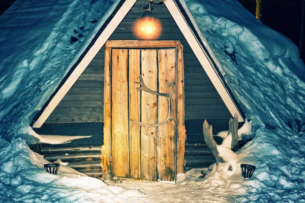 Entrée dans la maison lapone hiver Laponie nuit neige — Photo