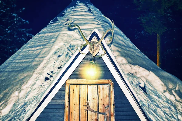 Maison appâtée ferme de rennes hiver Laponie nuit neige — Photo