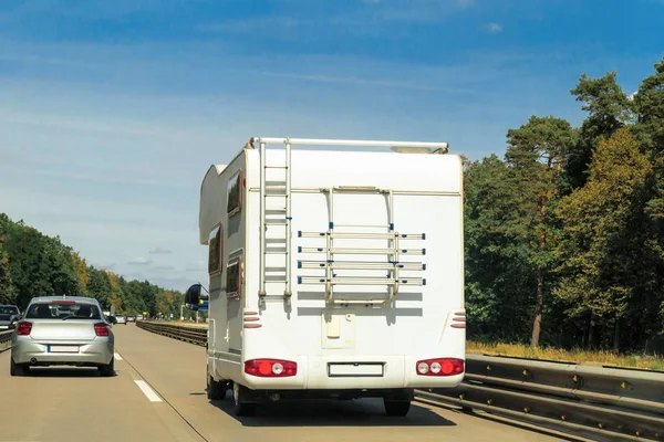 Caravan i samochód na drodze w Szwajcarii — Zdjęcie stockowe