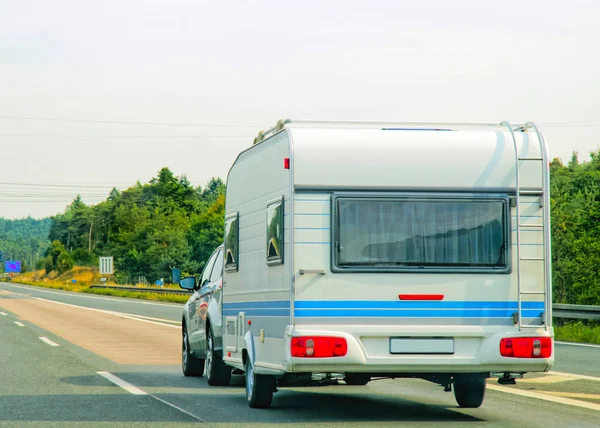 Caravan in snelweg in Zwitserland — Stockfoto