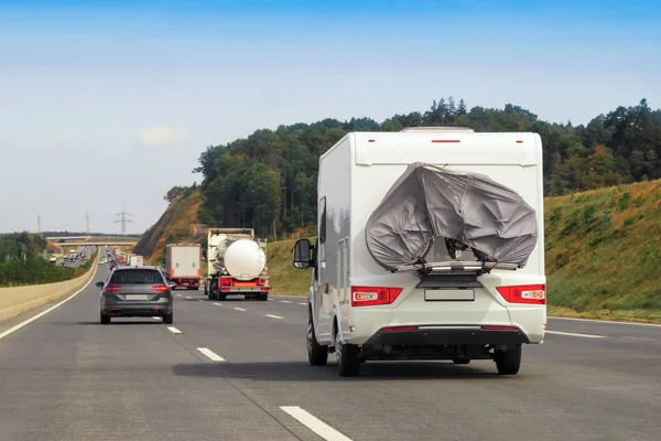 Husvagn i highway i Schweiz — Stockfoto