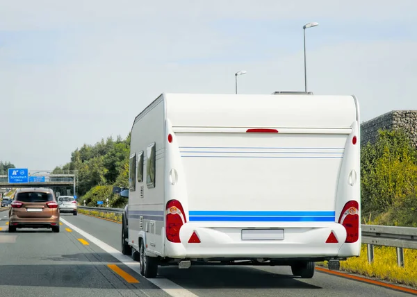 Husvagn på motorvägen vid Schweiz — Stockfoto