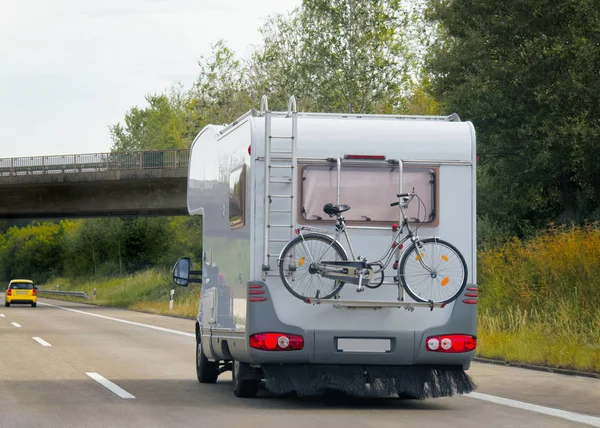 Karavan ile Bisiklet driveway İsviçre'de