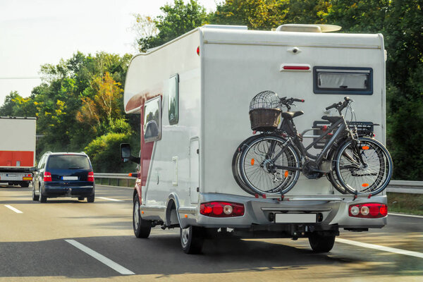 Караван с велосипедами и автомобилями на дороге Швейцарии
