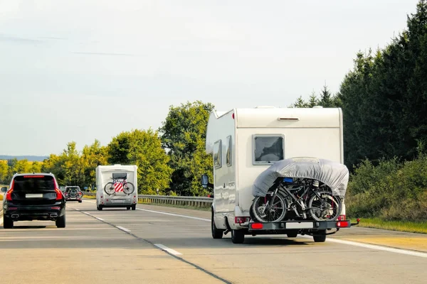 Husvagnar med cyklar på vägen i Schweiz — Stockfoto