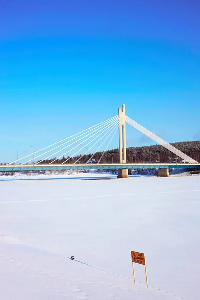 Puente de velas y cielo azul en Rovaniemi cubierto de nieve —  Fotos de Stock