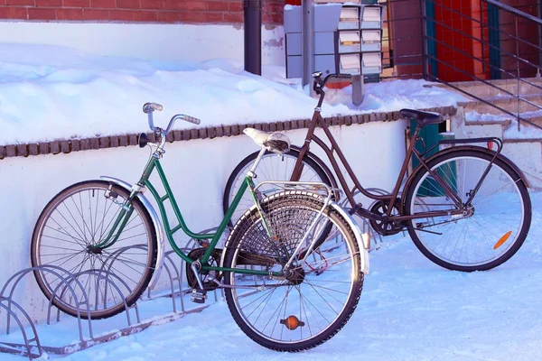 Kerékpárok parkolt a havas utcán a tél Rovaniemi — Stock Fotó