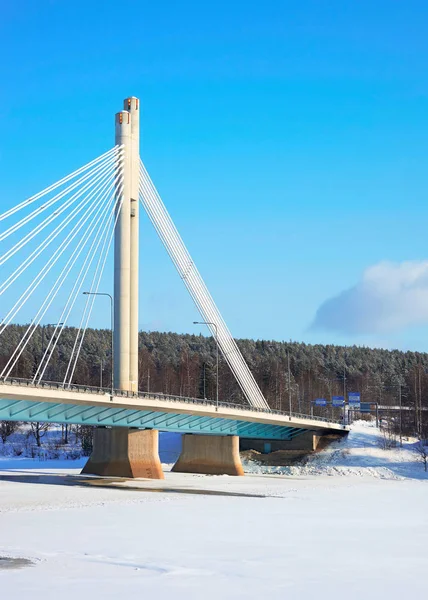 Puente de velas y cielo azul en invierno Rovaniemi —  Fotos de Stock