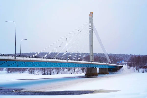 Puente de velas y río congelado en invierno Rovaniemi —  Fotos de Stock