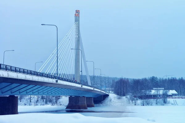 Puente de velas de invierno Rovaniemi iluminado por la noche —  Fotos de Stock
