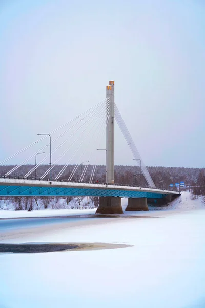 Puente de velas y río congelado en invierno Rovaniemi —  Fotos de Stock