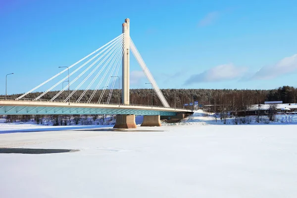 Puente de velas con cielo azul en invierno Rovaniemi —  Fotos de Stock