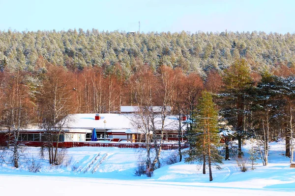 Casa de campo en el bosque en invierno Rovaniemi —  Fotos de Stock
