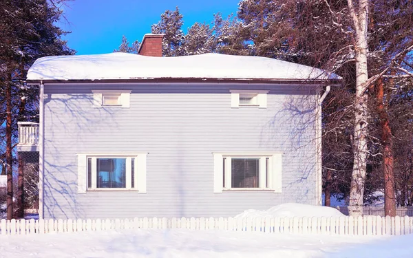 Acogedora cabaña y árboles en invierno Rovaniemi — Foto de Stock