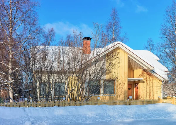 Casa di campagna innevata in inverno Rovaniemi — Foto Stock