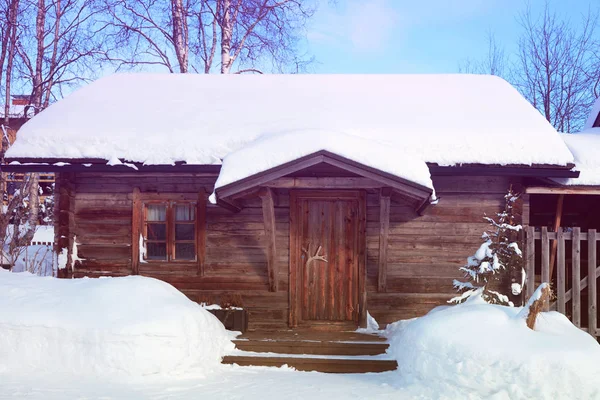 Nieve cubierta vieja casa típica en invierno Rovaniemi — Foto de Stock