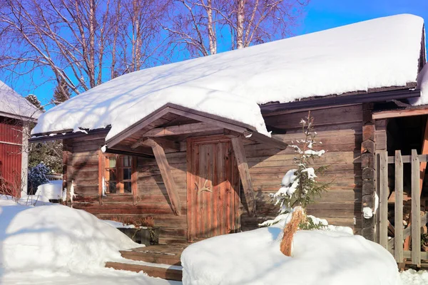 Verschneite alte typische Haus im Winter rovaniemi — Stockfoto