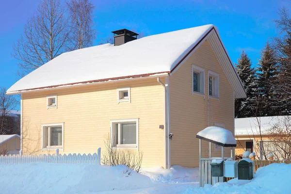 Neve coberta Cottage no inverno Rovaniemi — Fotografia de Stock