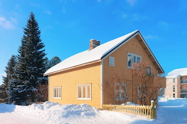 Casa de campo amarilla cubierta de nieve en invierno Rovaniemi — Foto de Stock