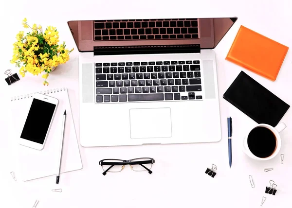Espacio de trabajo y portátil teclado móvil vasos de café flores — Foto de Stock