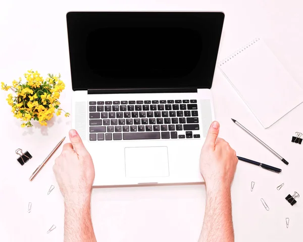 Mujer manos sosteniendo portátil espacio de trabajo diario flores — Foto de Stock