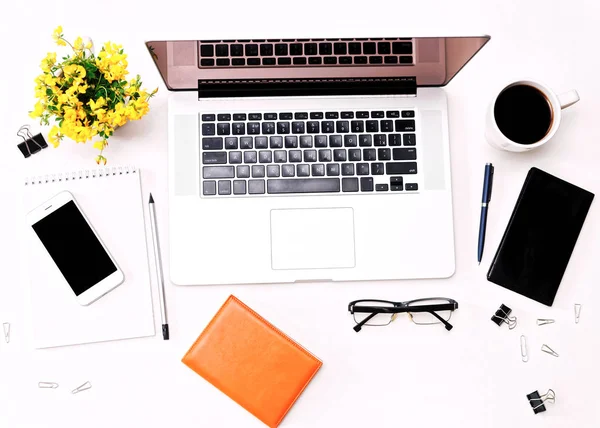 Espacio de trabajo y teclado portátil teléfono móvil vasos de café flores — Foto de Stock