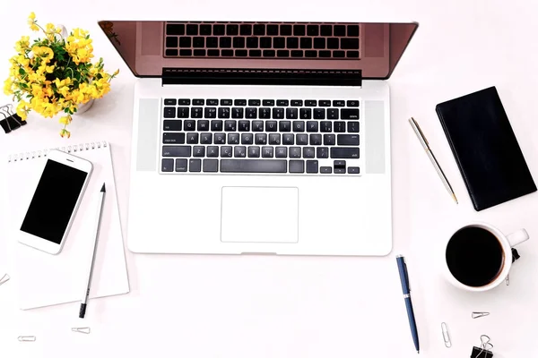 Espacio de trabajo y teclado portátil flores de café teléfono móvil — Foto de Stock