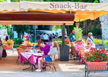 Ravello Köyü Merkez Meydanı sokak Restoran insanlara