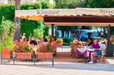 Ravello merkezi kare köyüne sokak Restoran insanlara