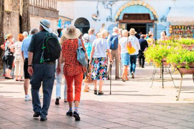 Turistler Ravello Köyü Merkez Meydanı
