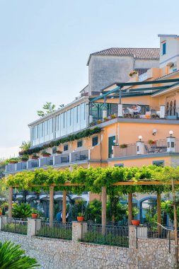 İnsanlarda Ravello Köyü otelin rahatlatıcı