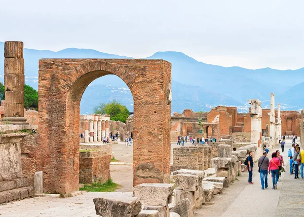 Ana Meydanı antik kentin Pompeii'nda turistler — Stok fotoğraf