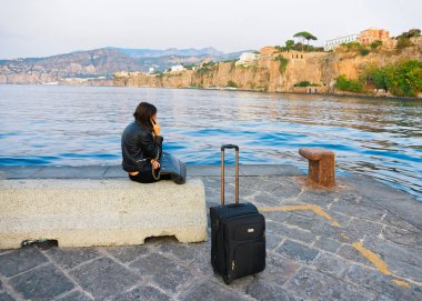 Kadın tarafından cep telefonu ile Bagaj Marina Grande Sorrento söz