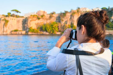 Marina Grande Sorrento fotoğraf makinesinde fotoğrafların kadın